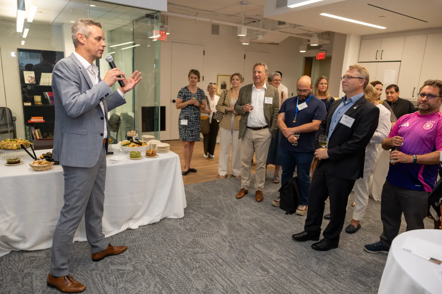 Image of a welcome presentation by AFAvH President Christian Haenel.